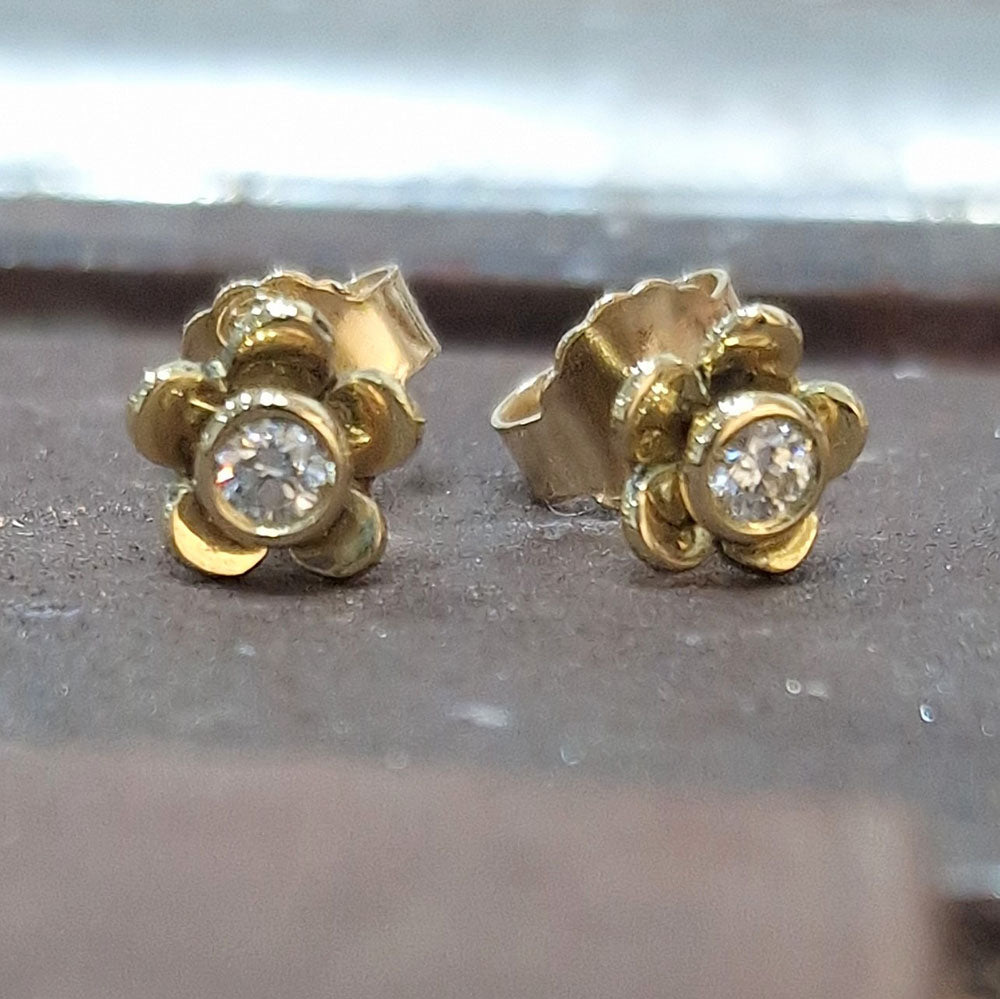 The final design showcasing our customers Diamond 18ct Yellow Gold Flower Stud Earrings. Handmade at Golden Snowdrop, the jewellers in Shaftesbury near Sturminster Newton. 