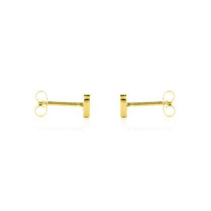 Close view of hammered heart stud earrings in yellow gold vermeil | Golden Snowdrop
